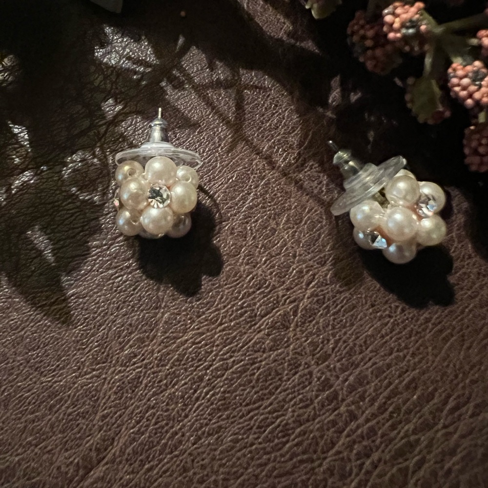 Beautiful faux rhinestone and Pearl stud earrings.